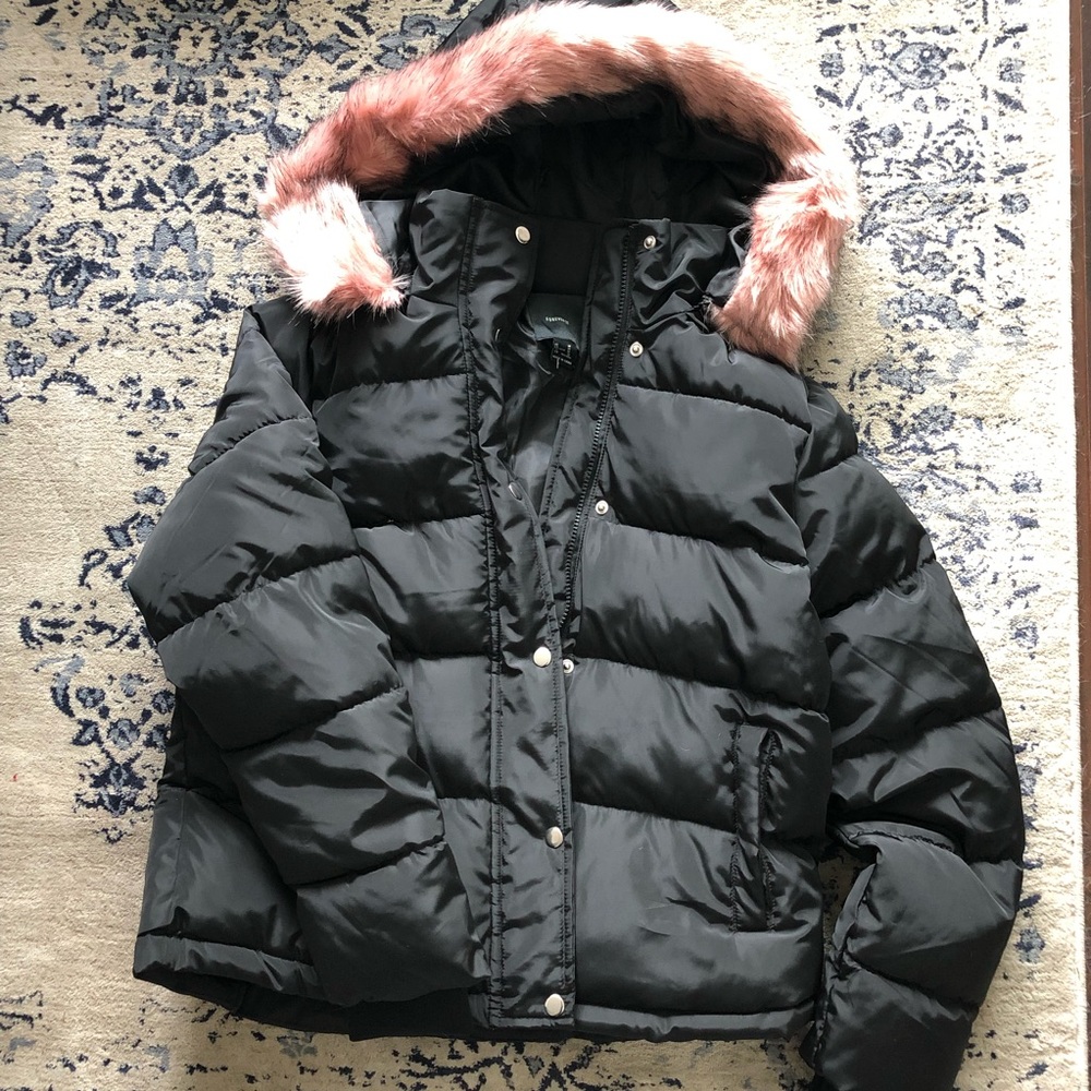 •FOREVER 21• NWT Black Puffer Jacket Pink Faux Fur